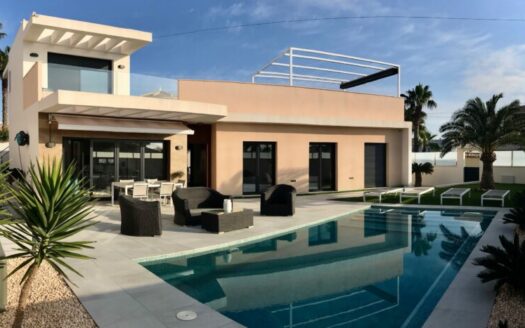 Large 4 bedroom detached villa with pool, Quesada