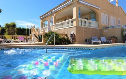 South facing detached villa with garage and private pool, Los Altos