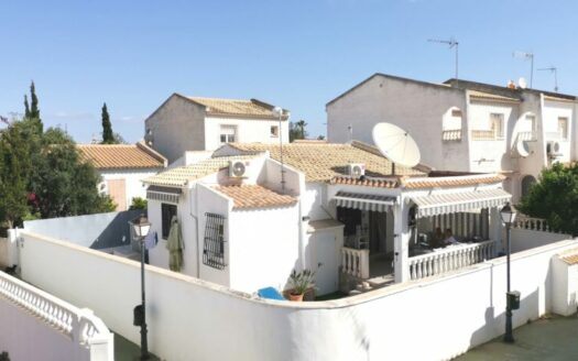 Reformed 3 bedroom 2 bath Villa located in the popular area of La Florida