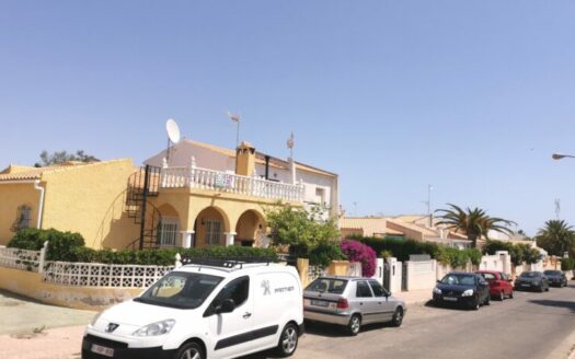 Great Opportunity, 3 bedroom, 2 bath semi detached villa, community swimming pool, La Florida