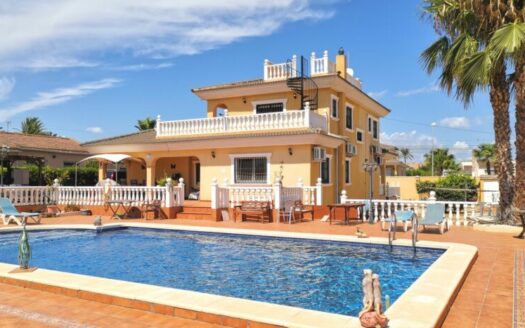 Large detached villa on a 1100sqm plot, Los Balcones, Torrevieja